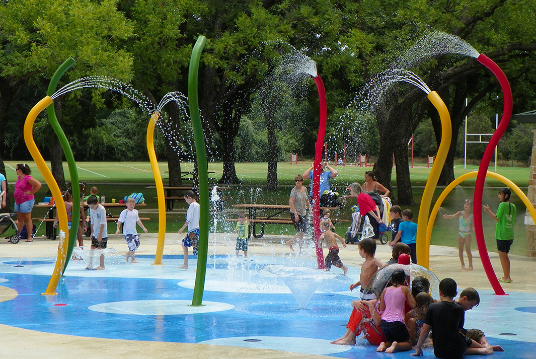 Kids playing at Grapevine, TX Parr Park Sprayground Design Build by Kraftsman