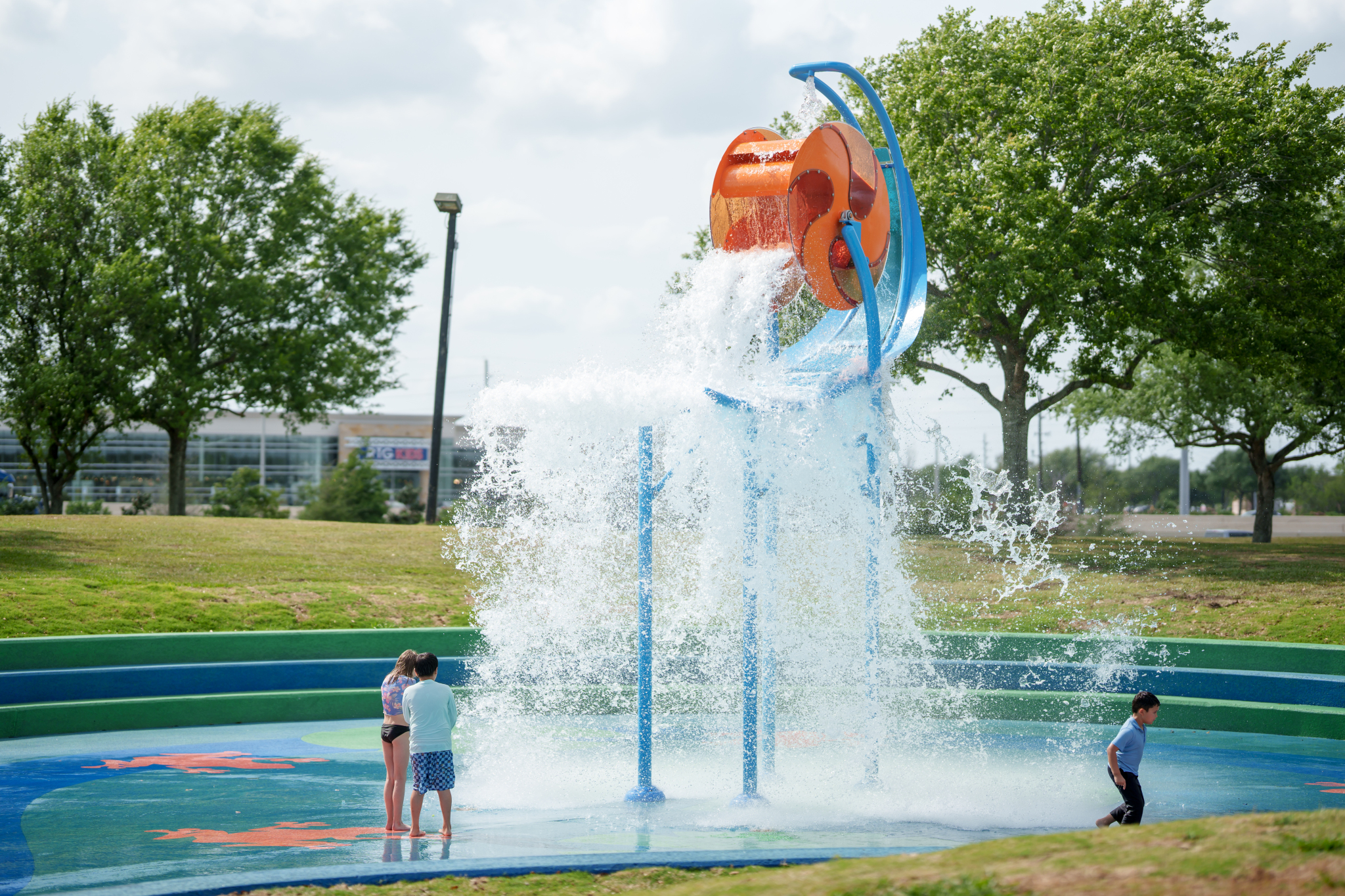 Superwave dump bucket on splash pad